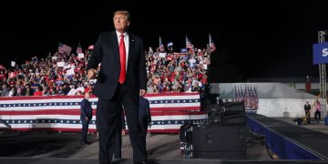 Trump Brings Up Surprise Guest on Stage, Texas Crowd Erupts in Applause