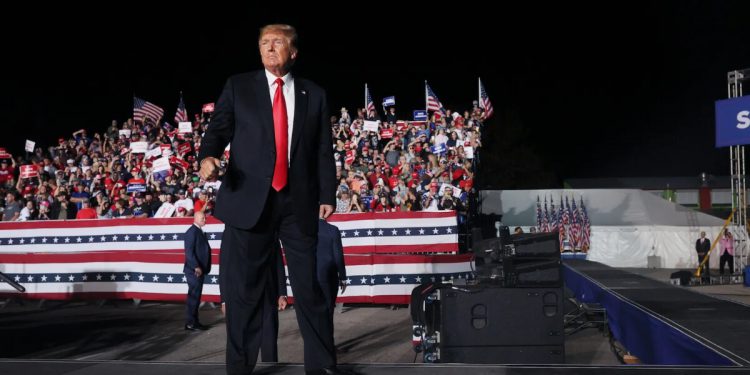 Trump Brings Up Surprise Guest on Stage, Texas Crowd Erupts in Applause