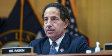 Source: Democratic House Oversight Member Holds Subdued Meetings with Republicans in a Bid to Halt Impeachment Inquiry